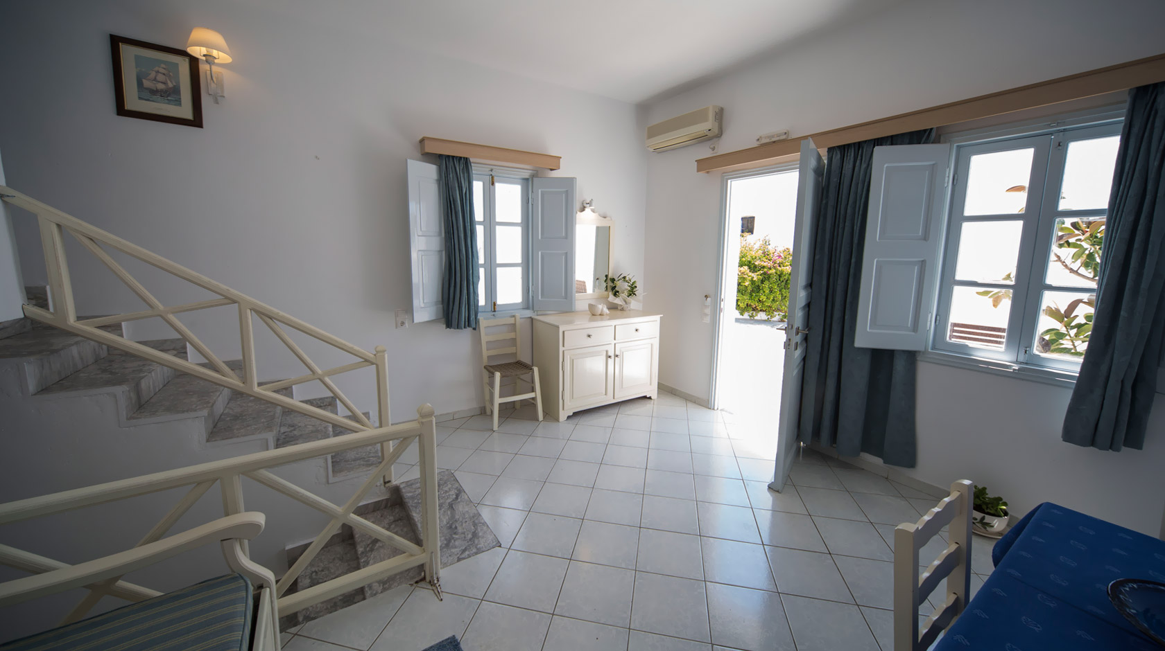 Ground-floor Oia Santorini Apartments for 2 or 3 persons