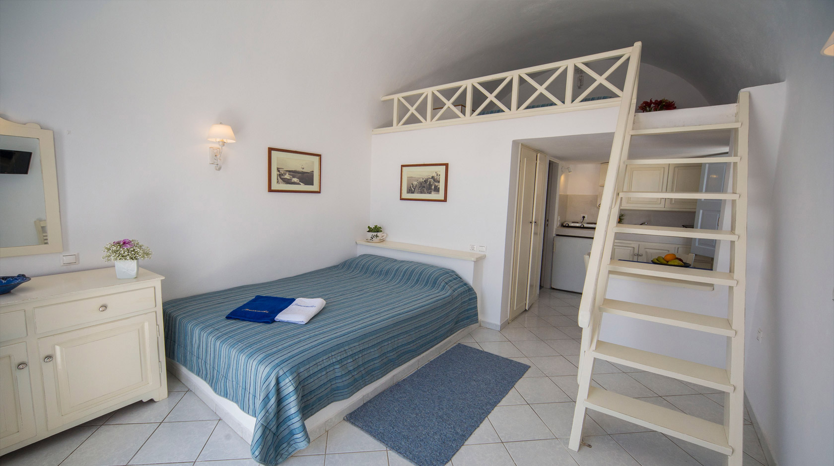 Oia Santorini Studios for 4 persons