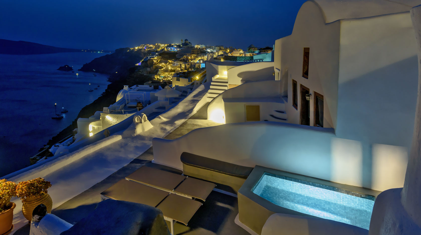 Ianthe Oia Santorini Villa Holidays - Exterior View & Jacuzzi